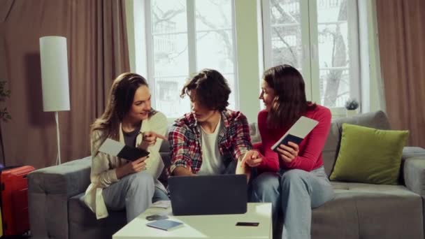 Żywa Dyskusja Młodzi Ludzie Mężczyźni Kobiety Przyjaciele Siedzący Kanapie Domu — Wideo stockowe