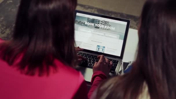 Imagem Visão Superior Laptop Jovens Usando Computador Para Reservas Online — Vídeo de Stock
