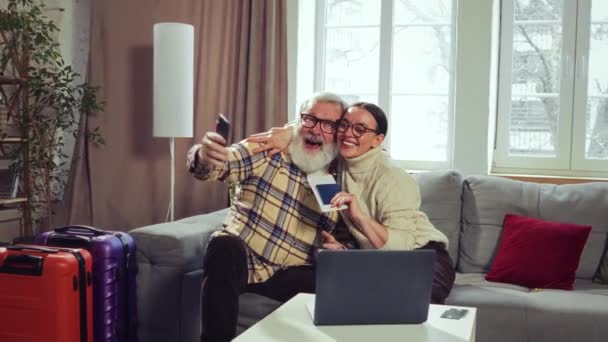 Pareja Mayor Feliz Emocionada Hombre Mujer Tomando Selfie Mostrando Entradas — Vídeo de stock