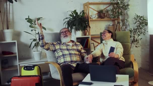 Szczęśliwa Zrelaksowana Para Seniorów Mężczyzna Kobieta Siedzący Domu Biletami Marzący — Wideo stockowe