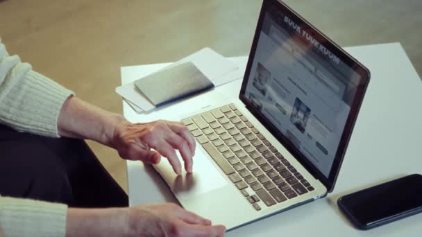 Fokus Pada Laptop Wanita Menggunakan Laptop Untuk Pemesanan Online Pemesanan — Stok Video
