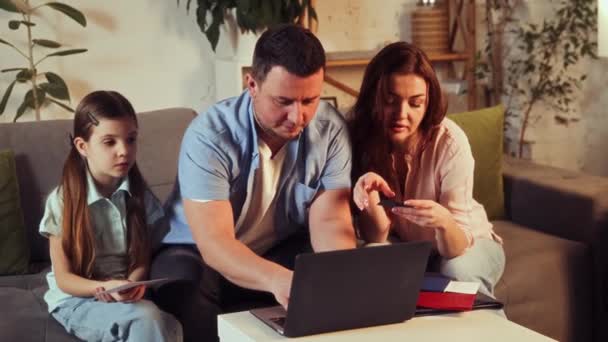 아버지 가방과 노트북을 온라인 여행을 서비스의 온라인 — 비디오
