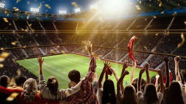 バックビュー サッカー サッカーファンは 試合中に夜間に混雑したスタジアムでカラフルなスカーフでチームを応援しています スポーツの試合 コンペ レジャータイム ライブスポーツイベントのコンセプト — ストック写真