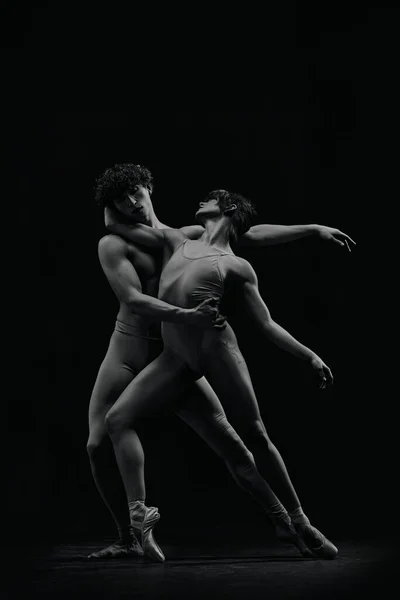 有艺术天赋的年轻男女在尖 芭蕾舞演员表演激情的舞蹈 单色图像 古典艺术 芭蕾舞 爱情的概念 — 图库照片