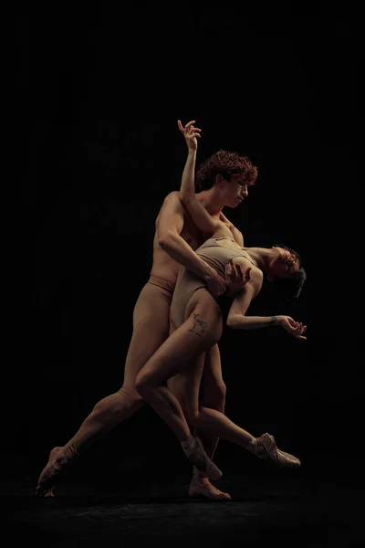 支持和激情 男男女女 穿着米黄色衣服的热情芭蕾舞演员 在黑暗的背景下跳舞 古典艺术 芭蕾舞 天才的概念 — 图库照片