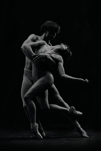 年轻貌美的一对男女芭蕾舞演员们正在进行有创意的表演黑色和白色的图像 古典艺术 芭蕾舞 天才的概念 — 图库照片