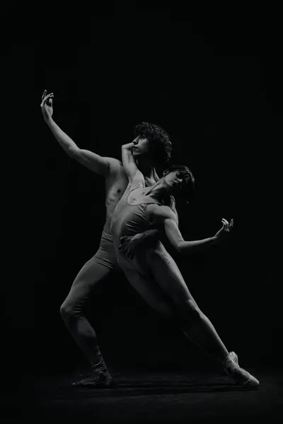 灵魂的统一 年轻貌美的男男女女 芭蕾舞演员的表演充满了艺术和感情 古典艺术 芭蕾舞 天才的概念 — 图库照片