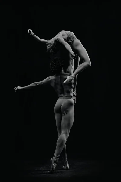 艺术性 才华和激情芭蕾舞演员 男人和女人做迷人的表演 古典艺术 芭蕾舞 天才的概念 — 图库照片