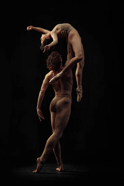 深呼吸 才华横溢的男男女女 芭蕾舞演员在黑人背景下表演充满感情 古典艺术 芭蕾舞 天才的概念 — 图库照片