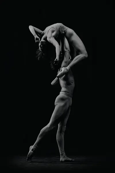 Expressivo Homem Mulher Artística Bailarinos Fazendo Desempenho Sensual Apaixonado Dançando — Fotografia de Stock