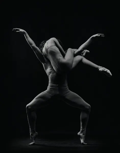 显示柔情 优雅的年轻女子 芭蕾舞演员与肌肉英俊的男子跳舞 夫妇表演 古典艺术 芭蕾舞 天才的概念 — 图库照片