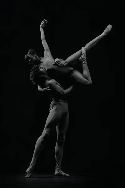 ダイナミックなアートポーズ 若い男女 バレエダンサーは創造的で情熱的なパフォーマンスをしています 黒と白 クラシックアート バレエダンス 才能の概念 — ストック写真