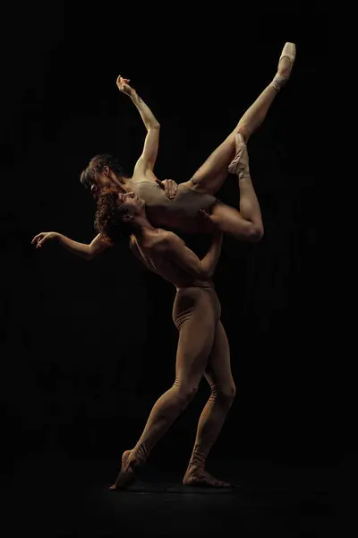 年轻的男男女女 芭蕾舞演员们创造了富有创意的 美丽的表演 在黑人背景下跳舞 古典艺术 芭蕾舞 天才的概念 — 图库照片