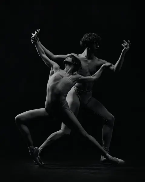 Dynamische Künstlerische Pose Junge Männer Und Frauen Balletttänzer Die Kreative — Stockfoto
