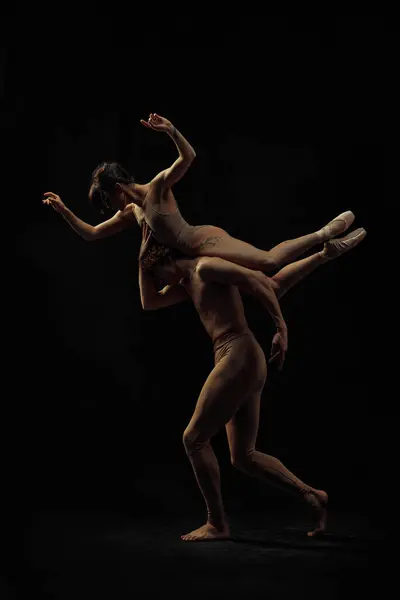 Junge Männer Und Frauen Balletttänzerinnen Die Vor Schwarzem Hintergrund Eine — Stockfoto