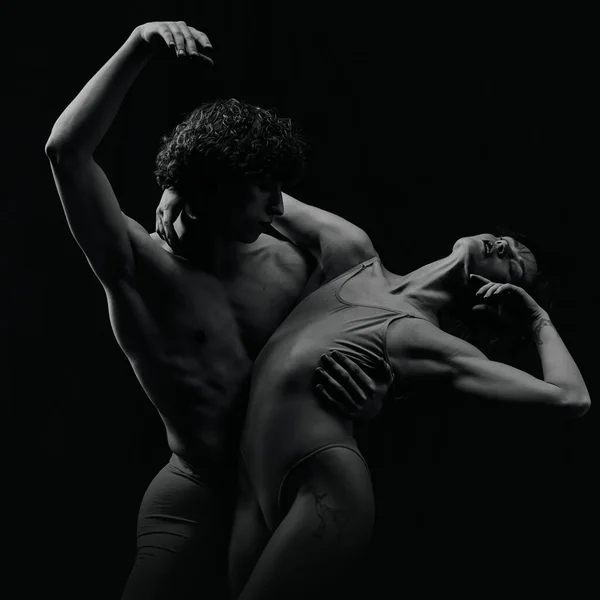 激情与爱情的画像 才华横溢的年轻男男女女芭蕾舞演员表演黑人和白人 古典艺术 芭蕾舞 天才的概念 — 图库照片