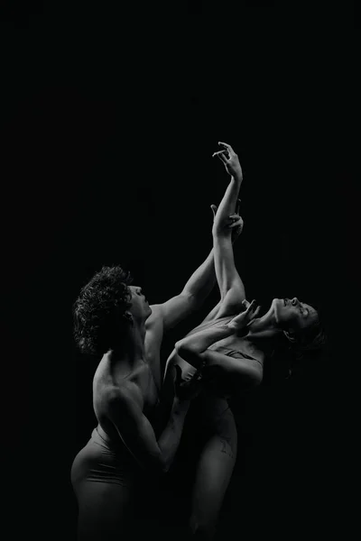 灵感和感情 才华横溢的年轻男男女女芭蕾舞演员表演跳舞单色 古典艺术 芭蕾舞 天才的概念 — 图库照片