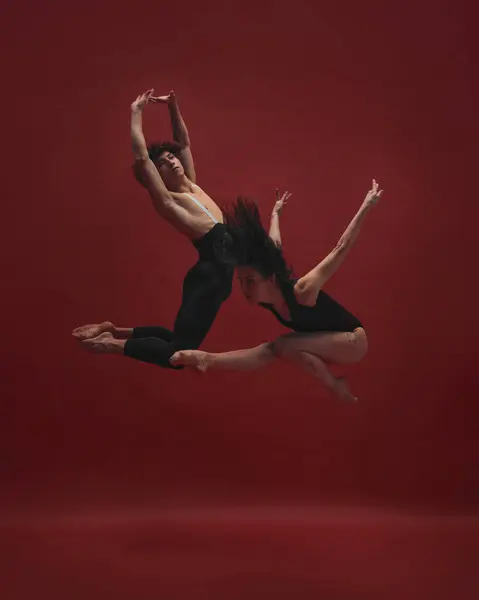 Giovane Uomo Donna Ballerini Che Fanno Performance Creative Belle Ballando — Foto Stock