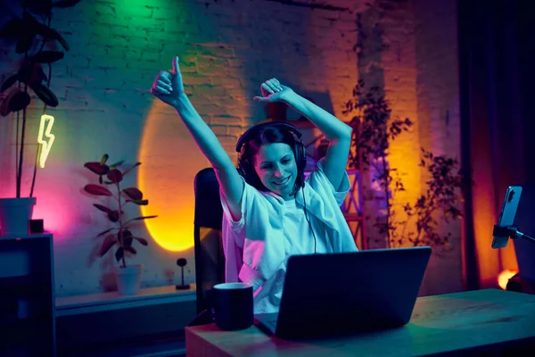 Jonge Vrouw Streamer Gamer Blogger Werkt Online Thuis Zitten Neon — Stockfoto