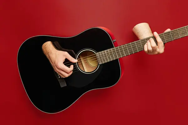 Erkek Eli Kırmızı Arka Planda Gitar Çalıyor Çevrimiçi Müzik Kursu — Stok fotoğraf