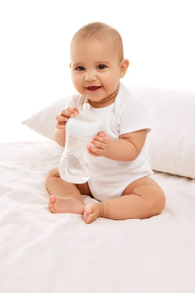 美しく穏やかで愛らしい赤ん坊の女の子の肖像画 白い背景に対して白い服でベッドにポーズする子供 幼少期 幼児期 ヒースの概念 — ストック写真