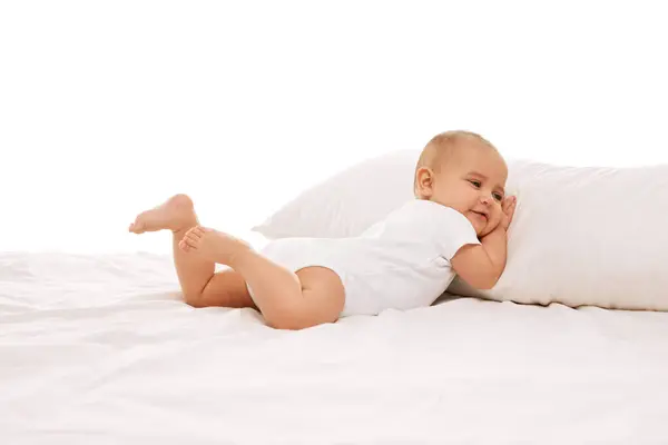 眠った赤ん坊 笑顔で幸せな小さな女の子 トッドラーは白い背景に対して快適な枕の上にベッドに横たわっています 幼少期 幼児期 ヒースの概念 — ストック写真