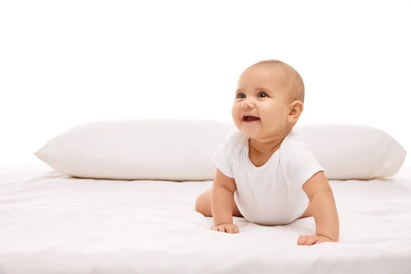 ポジティブで愛らしい少女 ベッドに横たわる赤ん坊 トッドラーは白い背景から上向きに見える 幼少期と家族の概念 幼児とヒース — ストック写真