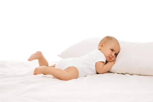 眠った赤ん坊 かわいい 愛らしい小さな女の子 トッドラーは白い背景に対して快適な枕の上にベッドに横たわっています 幼少期 幼児期 ヒースの概念 — ストック写真