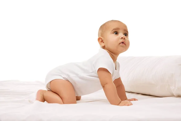 美しい赤ん坊の女の子の肖像画 白い背景に対してベッドにポーズをとる子供たち 医療と教育について 幼少期 幼児期 ヒースの概念 — ストック写真