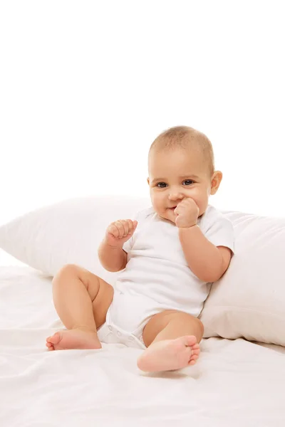 美しい赤ん坊の女の子の肖像画 白い背景に対してベッドにポーズをとる子供たち 医療と教育について 幼少期 幼児期 ヒースの概念 — ストック写真