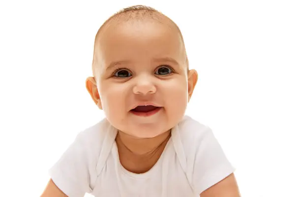 美しく穏やかで愛らしい赤ん坊の女の子の肖像画 白い背景に対して白い服でベッドにポーズする子供 幼少期 幼児期 ヒースの概念 — ストック写真