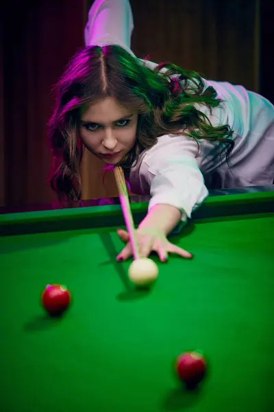Jovem Concentrada Apoiada Mesa Bilhar Jogar Snooker Game Revista Lifestyle — Fotografia de Stock