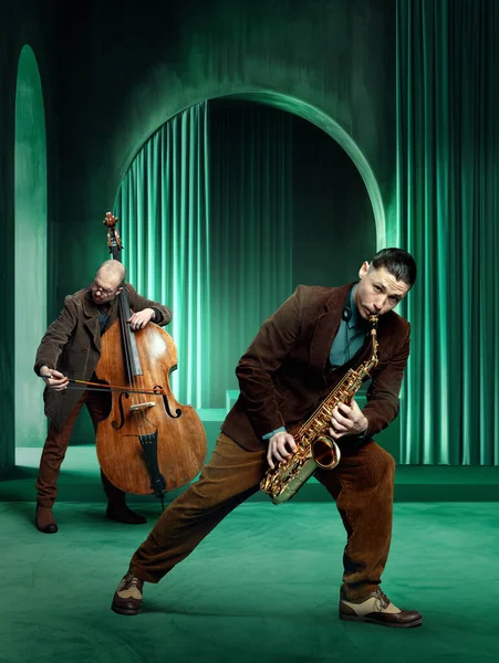 Dois Músicos Sexo Masculino Tocando Saxofone Contrabaixo Sala Verde Cortada — Fotografia de Stock