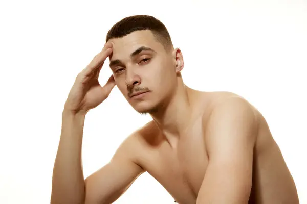 Düşünceli Bir Ifadeyle Çıplak Göğüslü Genç Bir Erkek Portresi Başını — Stok fotoğraf