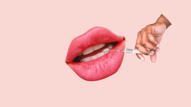 アニメーションを停止する 男性の手 美容師はピンクの背景に女性の唇注射をする リップ増強 プラスチック手術 臨床化粧品のコンセプト — ストック動画