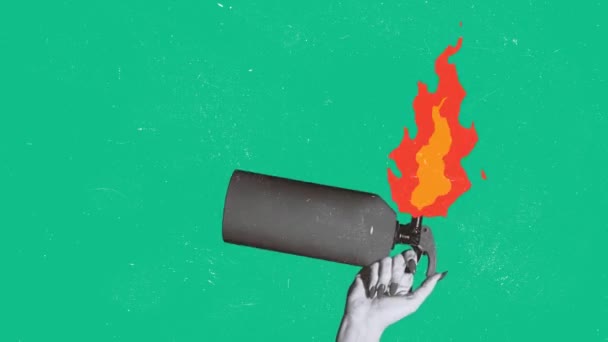 アニメーションを停止する 緑色の背景に燃える炎の上に女性手開口消火器 感情を落ち着かせる シュルレアリズム 抽象芸術 想像の概念 — ストック動画