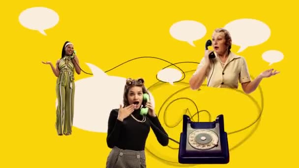 異なる年齢の感情的な女性が電話で話す 友人は人生のニュースを広める 明るい黄色の背景に対するゴシップ アニメーションを停止する コミュニケーションの概念 — ストック動画