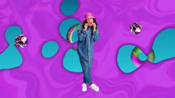 カジュアルな ジーンズの若い女性 抽象的な背景にドーナツを食べる快適な服 アニメーションを停止する Y2Kスタイル 未来主義 創造性 インスピレーション 若さの概念 ポスター — ストック動画
