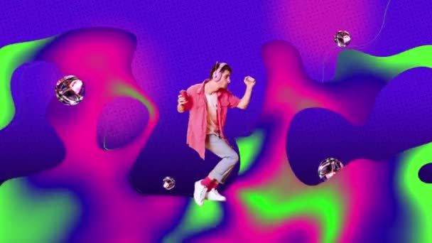 穿着休闲装的年轻人听音乐 在抽象的背景下跳舞 停止运动 Y2K风格的概念 未来主义 创造力和灵感 — 图库视频影像
