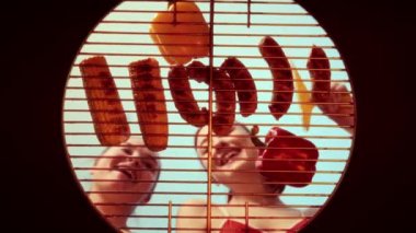 Mutlu gülümseyen genç kadın, ızgarada ızgara sosis ve sebze pişiren arkadaşlar ızgara ızgara ızgara. Alt manzara. Barbekü partisi, arkadaşlar toplantısı, aşçılık, duygular.