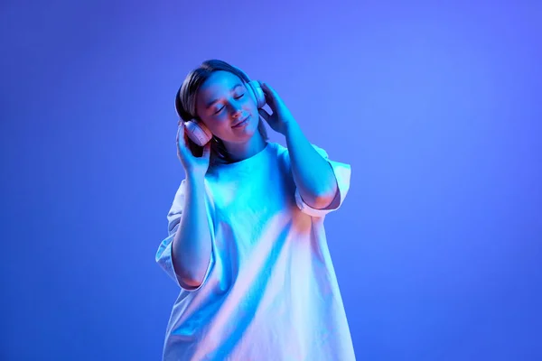 Wanita Muda Positif Dengan Kaos Putih Santai Mendengarkan Musik Headphone — Stok Foto