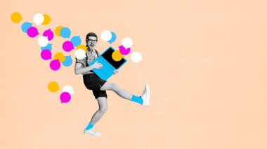 Genç adam online iletişim için dizüstü bilgisayar kullanıyor. Sosyal medya konuşma baloncukları uçuşuyor. Çağdaş sanat kolajı. Sosyal medya kavramı, nüfuz, çevrimiçi iş, iletişim