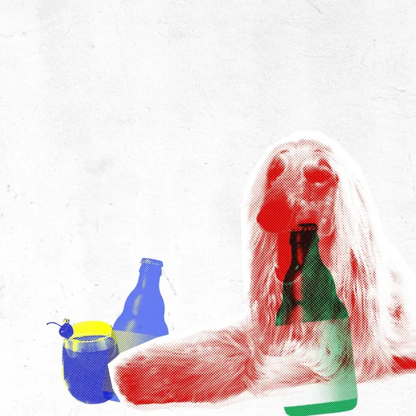单色纯种狗与啤酒瓶和鸡尾酒杯与浅色纹理背景 当代艺术拼贴 动物主题 酒精饮料 超现实主义的概念 — 图库照片