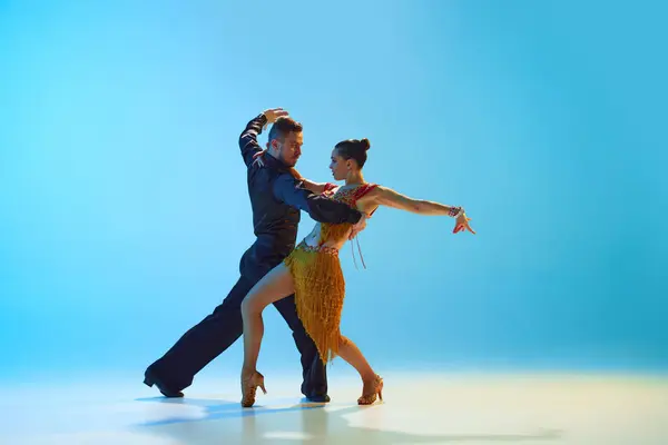 Dva Tanečníci Mužského Ženského Pohlaví Latinském Tanečním Sále Tančící Modrém — Stock fotografie