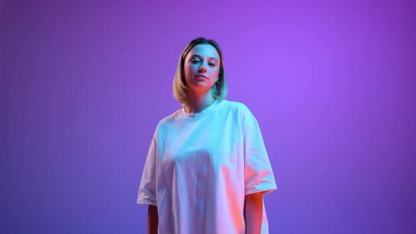 Hermosa Joven Camiseta Blanca Pie Posando Sobre Fondo Púrpura Estudio — Vídeo de stock