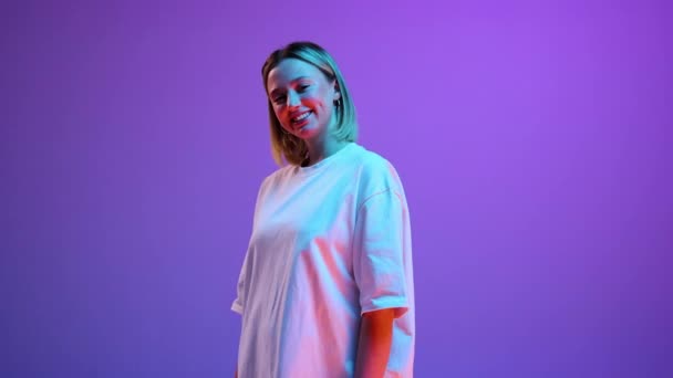 Video Beyaz Tişörtlü Güzel Bir Kız Gülümsüyor Neon Işıkta Arka — Stok video