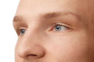 Erkek yüzü, burnu ve gözleri beyaz stüdyo arka planında izole edilmiş. Mavi gözler, lekesiz cilt. Görüş, sağlık hizmetleri. Cilt bakımı, erkek güzelliği ve kozmetik, gençlik, spa, kendine bakım kavramı