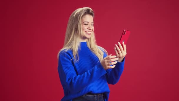 Gelukkige Glimlachende Jonge Vrouw Die Online Videogesprek Mobiele Telefoon Tegen — Stockvideo