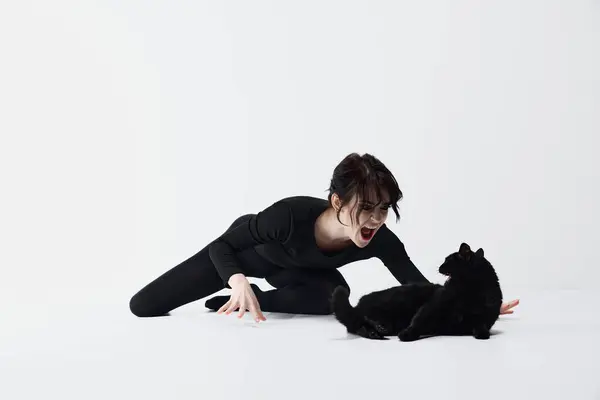 Belle Femme Artistique Position Émotionnelle Avec Chat Noir Tous Deux — Photo