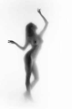 Tek renkli, silueti bulanık kadın figürü, kolları hareket halinde. Siyah ve beyaz. Şefkat ve duygusallık. Vücut estetiği kavramı, kadınlık, güzellik, sağlık, sanat